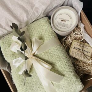 rankų darbo muilas, natūrali žvakė, organinės medvilnės rankšluostis. Dovanų rinkinys.