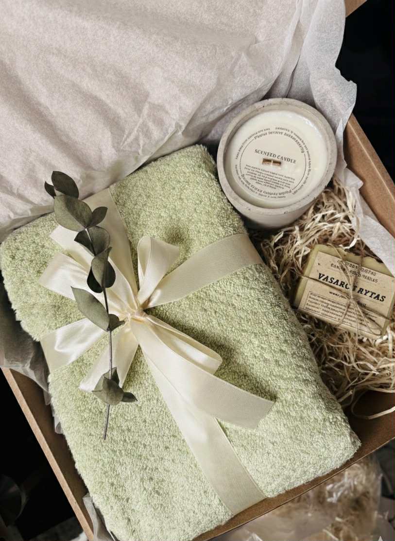 rinkinys jautriems Švelnumo akimirka rankų darbo muilas, natūrali žvakė, organinės medvilnės rankšluostis. Dovanų rinkinys.