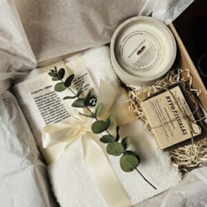 rankų darbo muilas, natūrali žvakė, organinės medvilnės rankšluostis. Dovanų rinkinys.